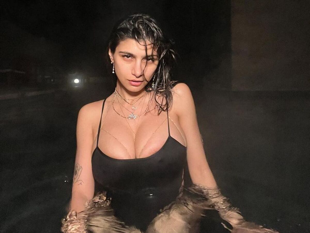 Mia Khalifa deslumbró con una extravagante bikini “cut out” morada desde un yate
