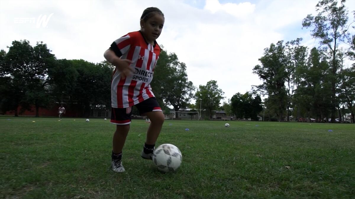 Felicitas, la pequeña futbolista, sueña con que Lionel Messi vea sus videos