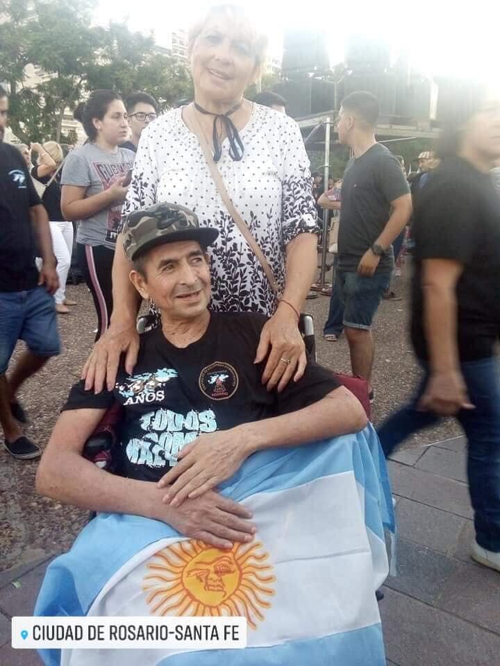 Miguel y Rosa Camaño pide que le devuelvan la bandera de su hermano ex combatiente de Malvinas