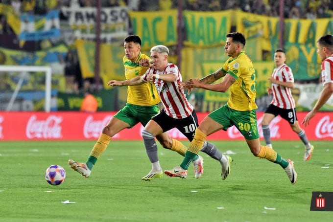 Estudiantes y Defensa en tramo de la final de la Copa Argentina en cancha de Lanús. (Prensa Estudiantes)