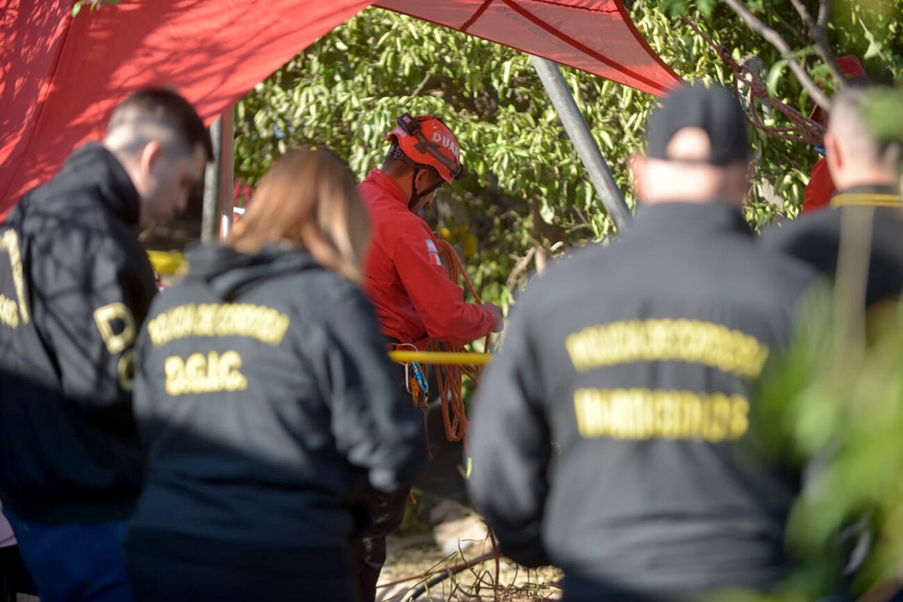 Arduo trabajo de bomberos en la casa de barrio Autódromo para recuperar los cuerpos de las dos mujeres desaparecidas. (Nicolás Bravo / la Voz)