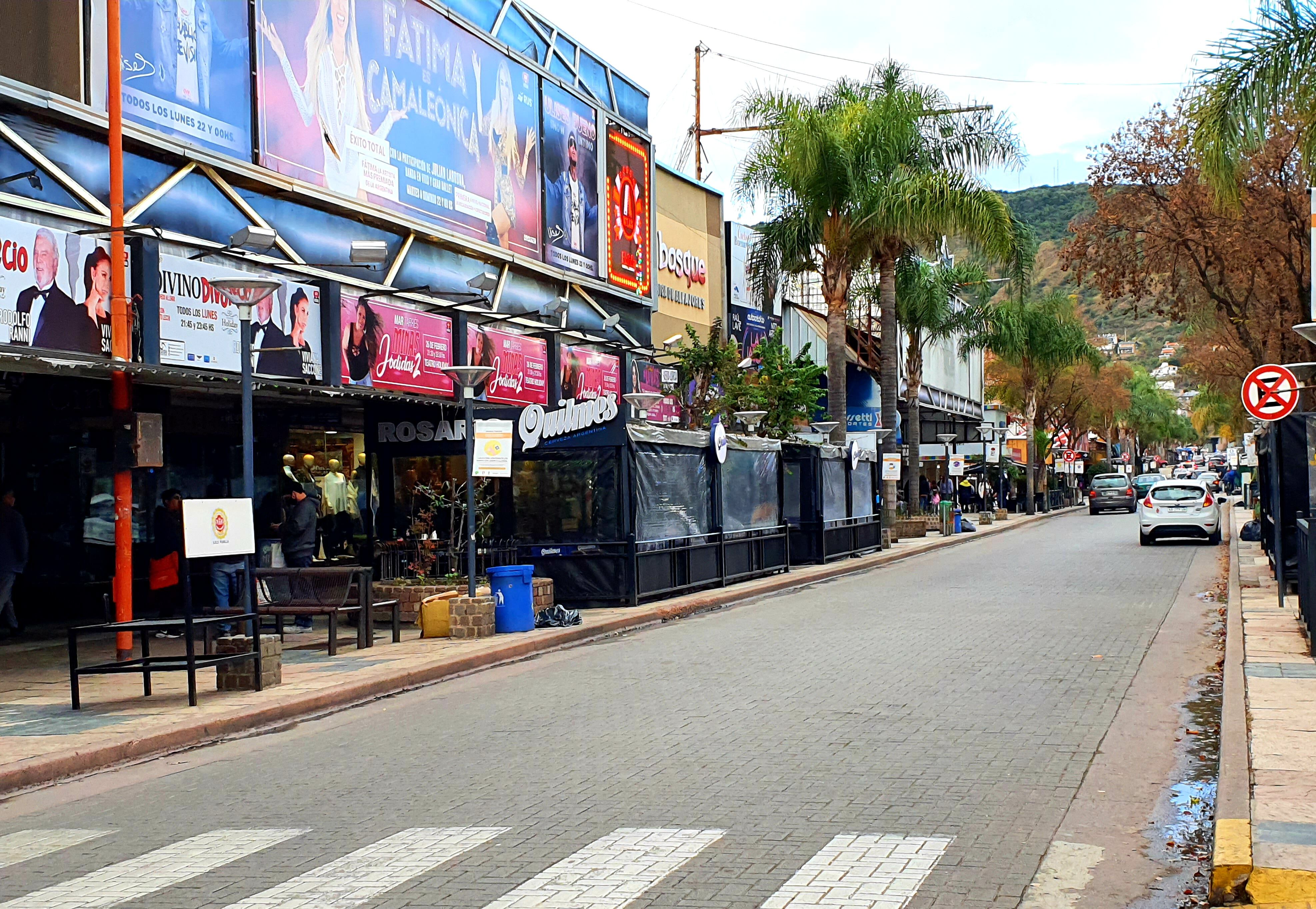 Este viernes en pleno centro de Villa Carlos Paz, a horas del inicio de las "nuevas restricciones" dispuestas hasta las 00 horas del 31 de mayo.