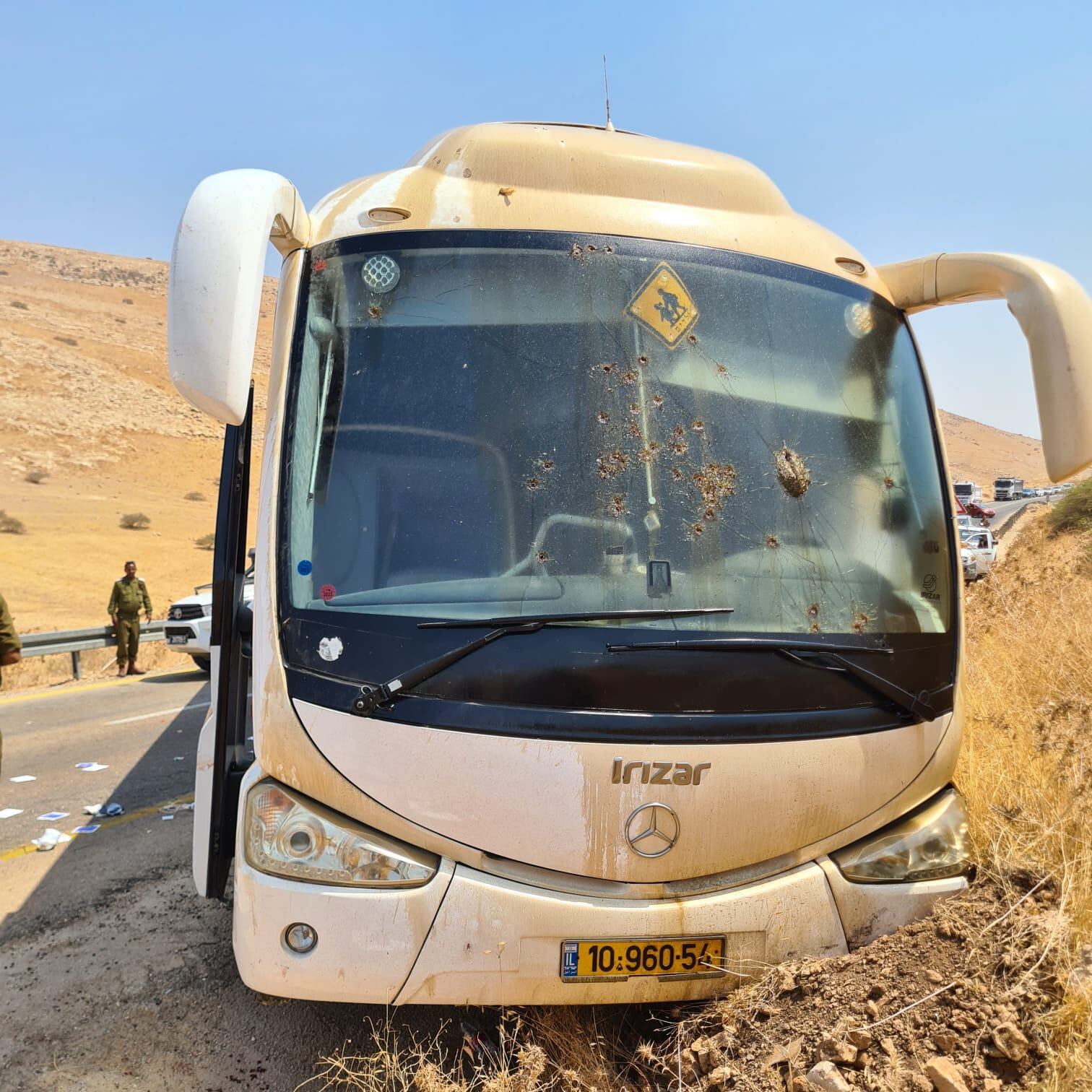 Así quedó el bus tras el ataque.