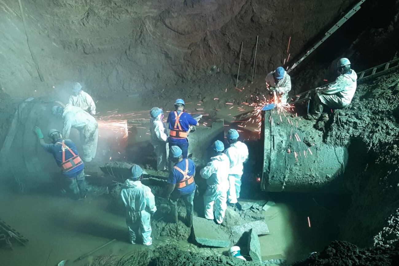 Operarios de Aguas Cordobesas trabajan para reparar el caño roto (Aguas Cordobesas).