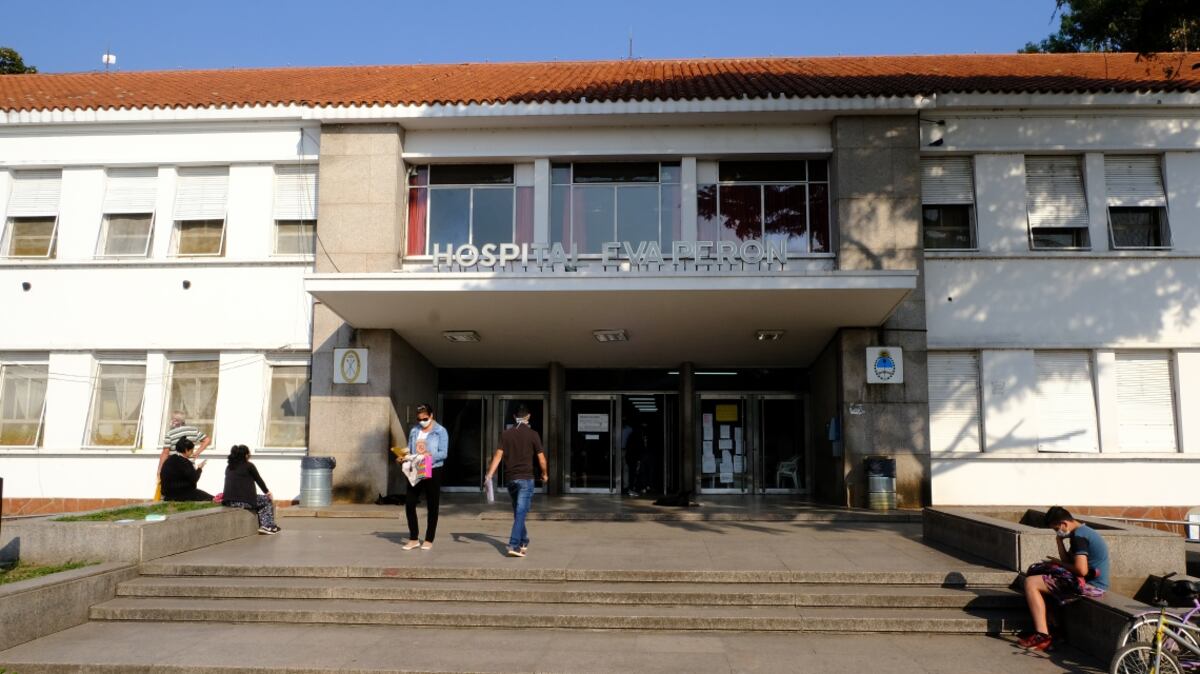 Enfermero asegura que lo sancionaron luego de denunciar el “vacunatorio VIP” en el Hospital Eva Perón