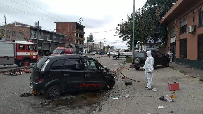 Bomberos, Policía y agentes de la Dirección de Tránsito Municipal acudieron al lugar del accidente. Twitter @MinutoYa