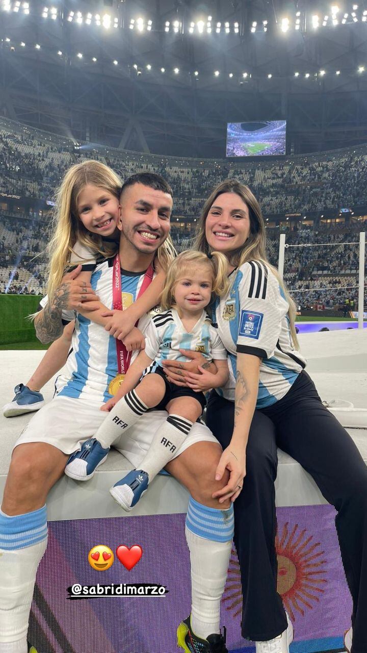 El rosarino levantó la copa y lo celebró en familia.