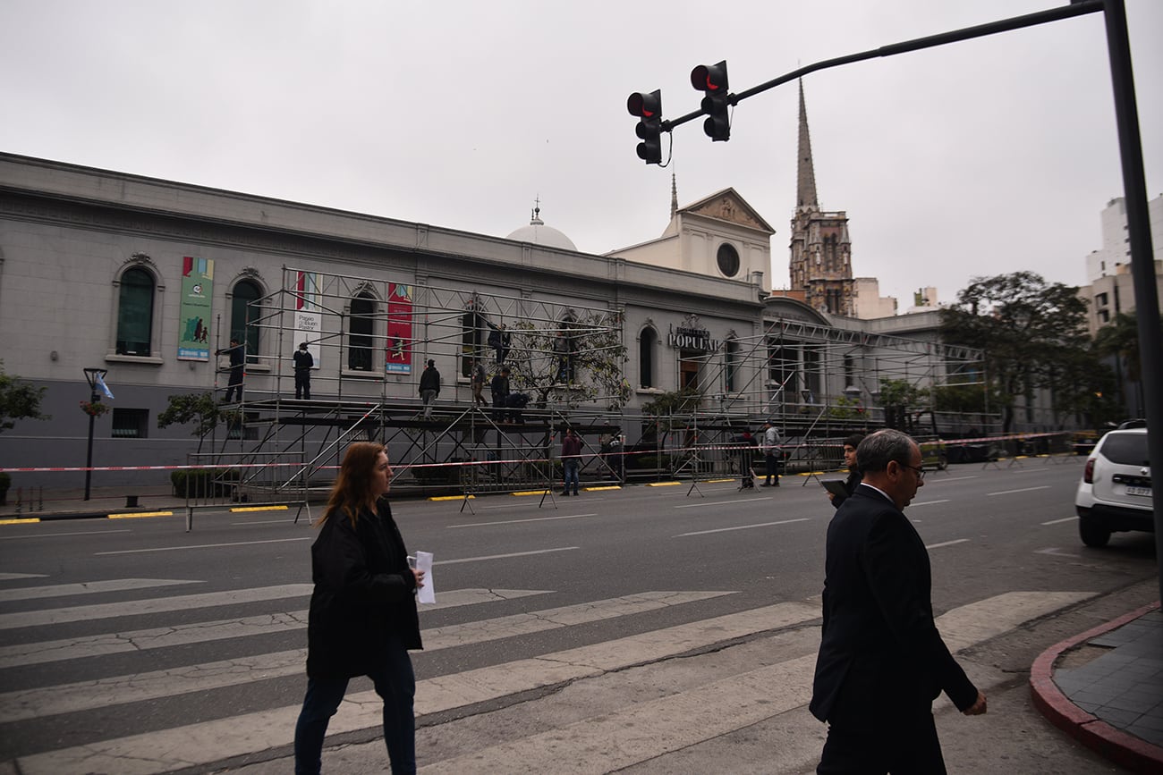 Armado del palco para el desfile que tendrá lugar este jueves 6 de julio en la avenida Hipólito Yrigoyen entre Plaza España y el Patio Olmos. (Pero Castillo/La Voz)