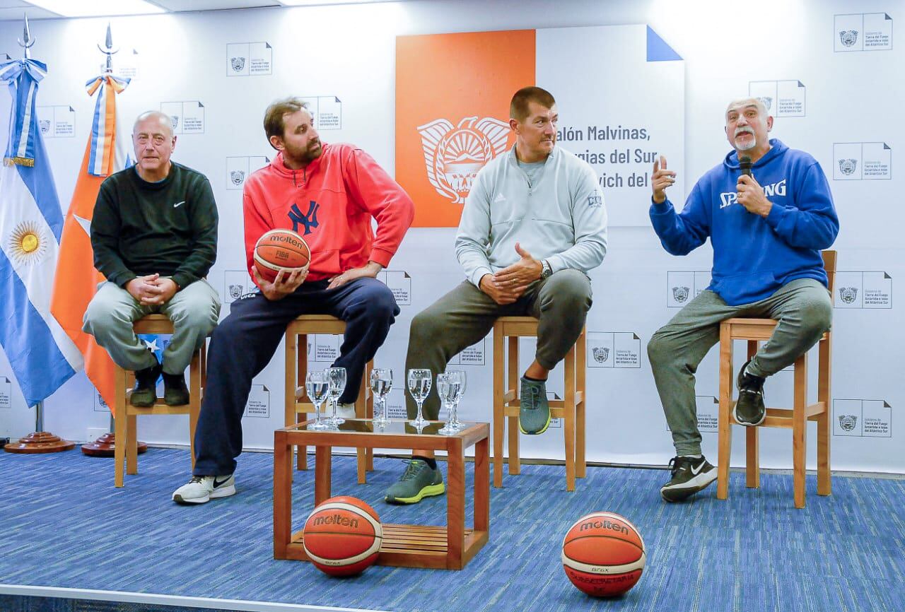 Los deportistas, tanto jugadores como entrenadores, brindaron su experiencia en la conferencia que se realizó en la Casa de Gobierno.