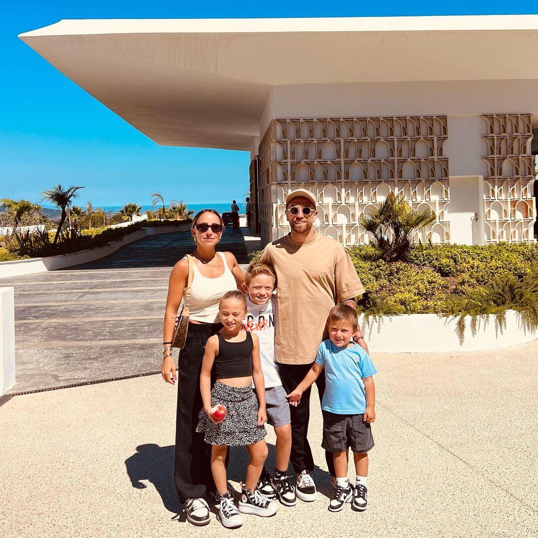 Papu Gómez junto a Linda Raff y sus tres hijos.