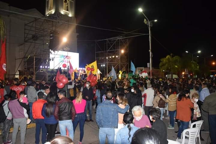 Vecinos esperan el inicio del acto proselitista del oficialismo provincial encabezado por la UCR. Ocurrió la semana pasada.