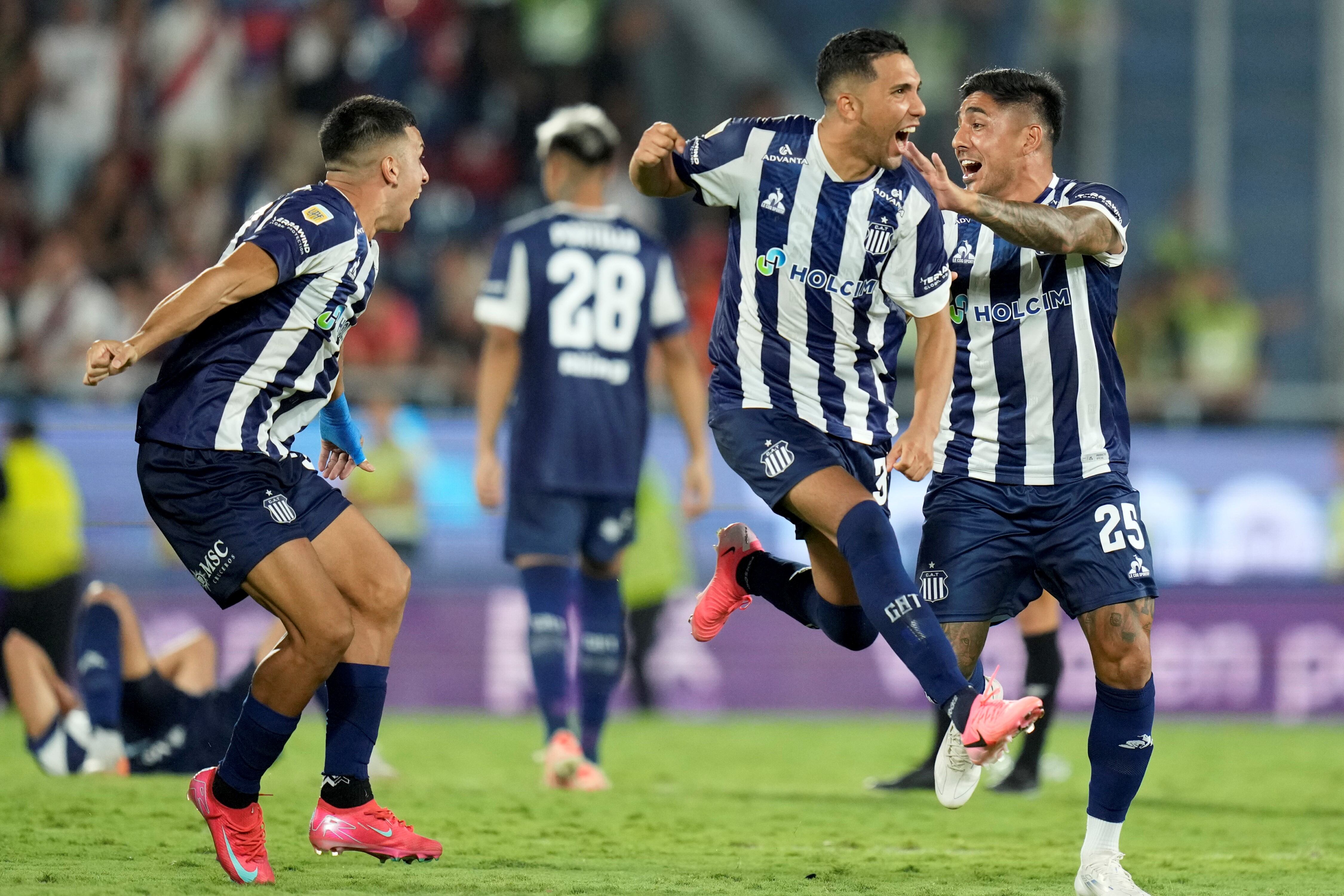 Festejó Talleres. Talleres campeón. Le ganó a River por penales y se consagró en la Supercopa Internacional. (AP)