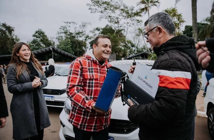 Entregan 11 nuevos vehículos en el marco del programa provincial “Ahora Taxi” en Puerto Iguazú.