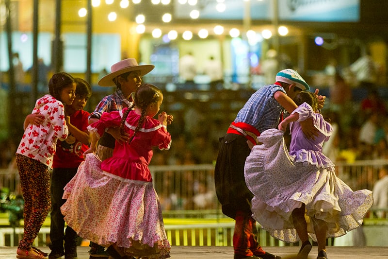 Durante todos los meses de febrero se realiza la Fiesta del Chamamé Tradicional a orillas de la Laguna Limpia.