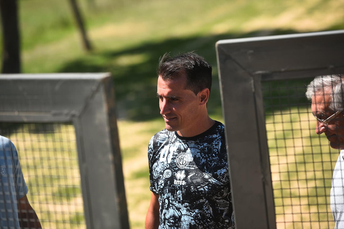 El director técnico Guillermo Farré piensa en el debut con Racing en Avellaneda.