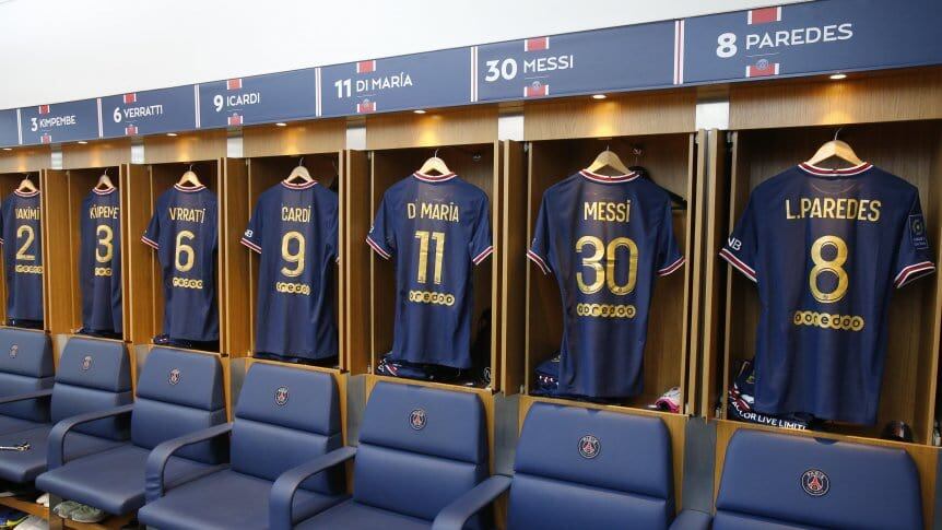 La camiseta del PSG en homenaje al Balón de Oro de Lionel Messi.