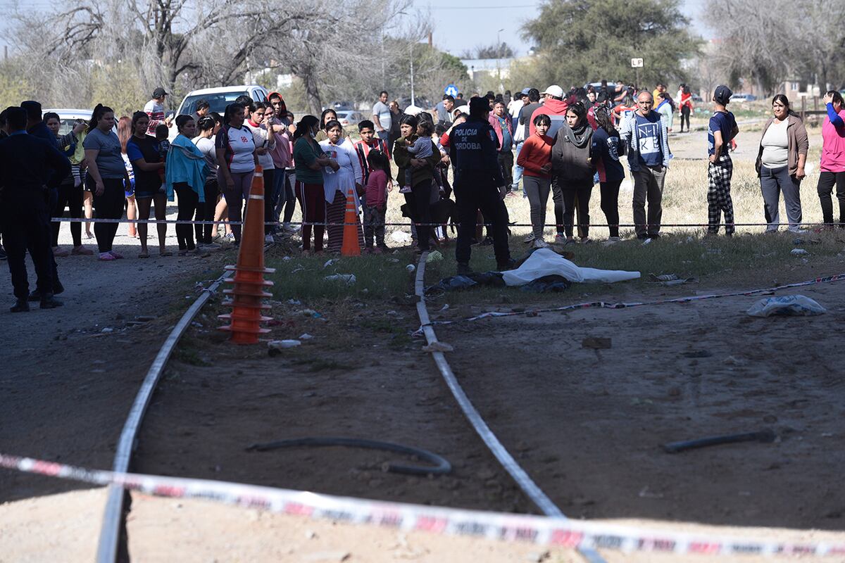 Tragedia en Córdoba: la atropelló el tren y arrojó a su bebé para salvarlo