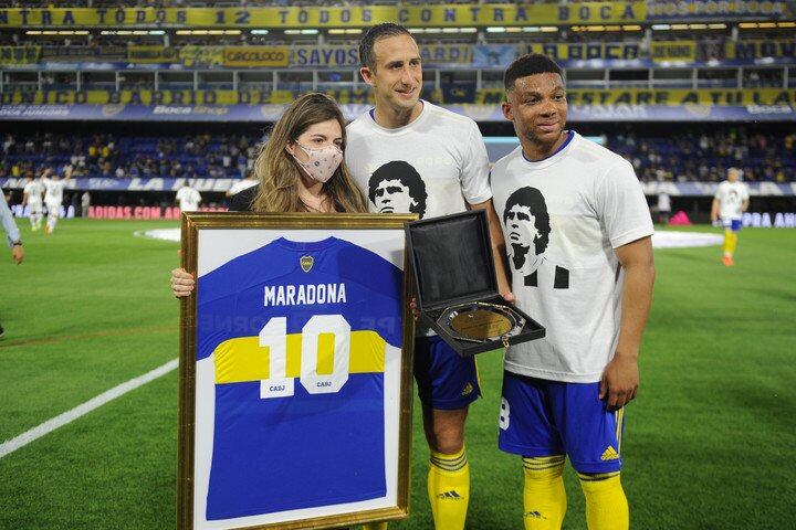 Los homenajes a Diego Maradona en la Bombonera.