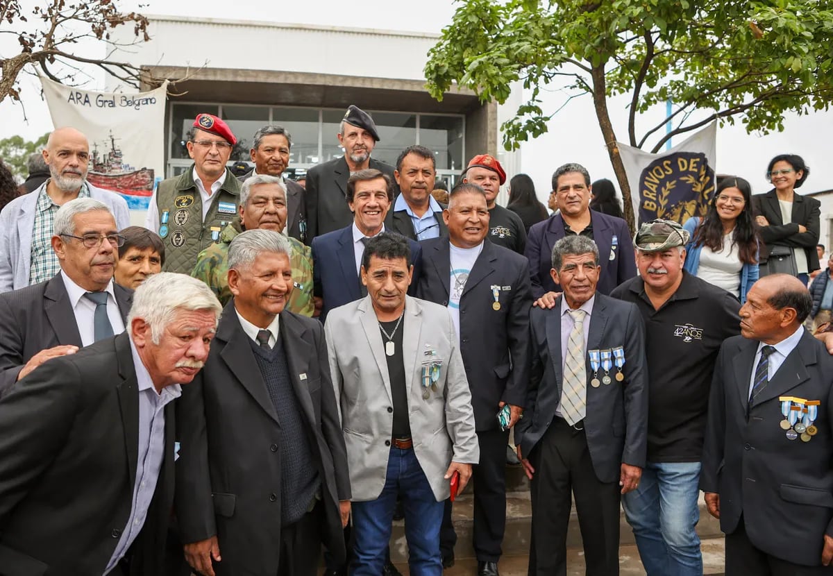 Directivos y miembros del Centro de Veteranos de Guerra de Malvinas de Jujuy posan con el gobernador Carlos Sadir, a las puertas del Museo Malvinas construido por el Ministerio de Infraestructura, Servicios Públicos, Tierra y Vivienda.