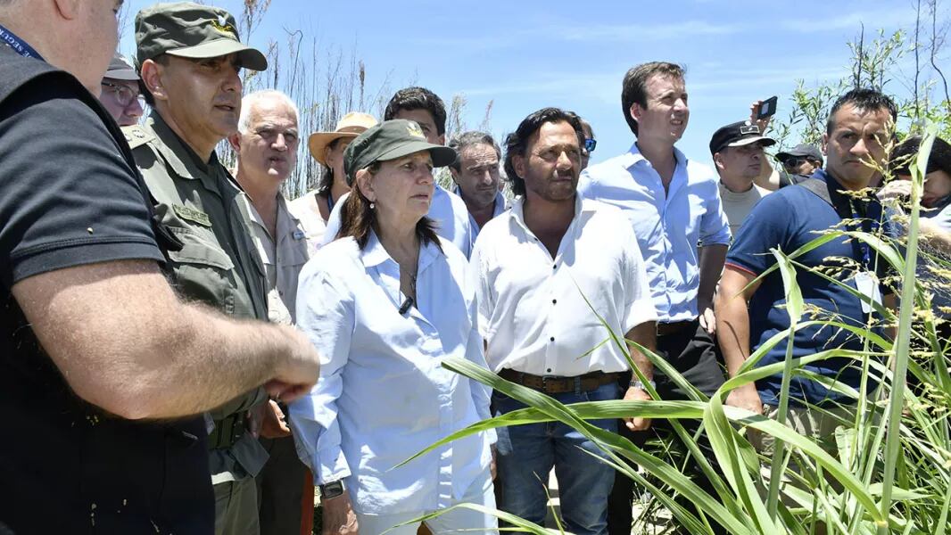 En su visita a Aguas Blancas (Salta), la ministra de Seguridad de la Nación, Patricia Bullrich, presenció la firma del contrato de inicio de obra para la construcción del cerco que irá desde la Terminal de Colectivos hasta la oficina de Migraciones, y colocó simbólicamente el primero de los postes que sostendrán la estructura de 200 metros de alambrado que servirá para encauzar el control fronterizo en el sector.