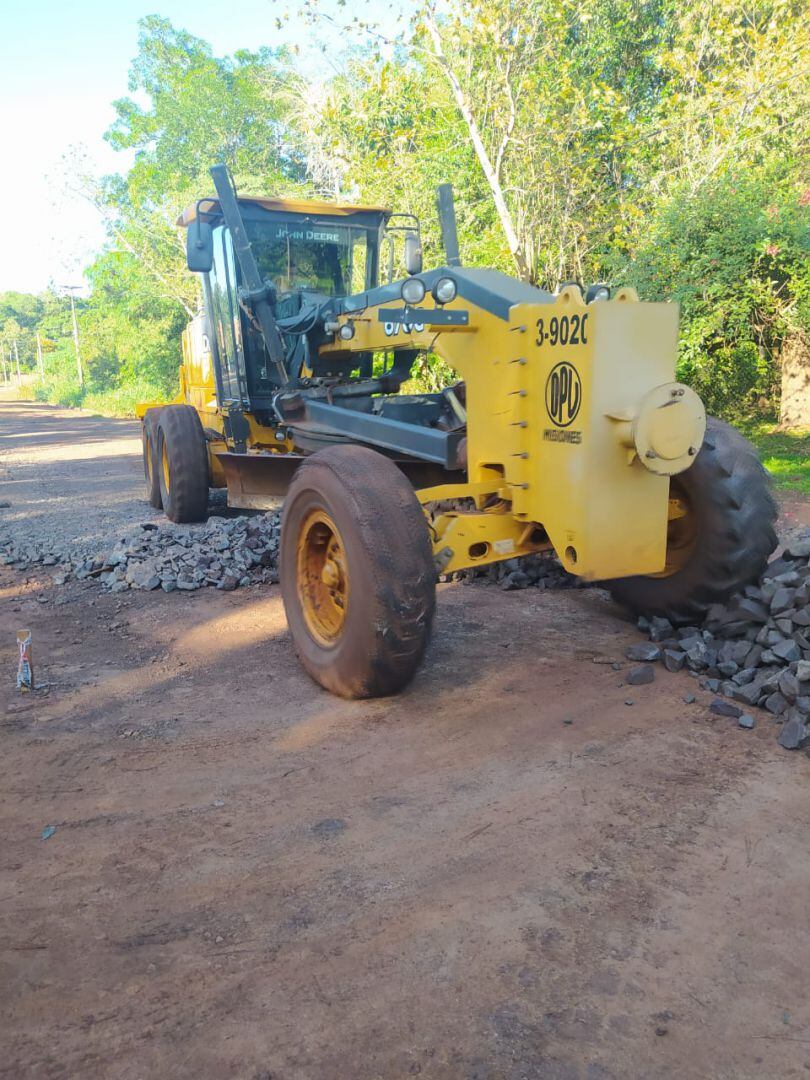 Ejecutan obras de asfaltado en varios sectores de Eldorado.