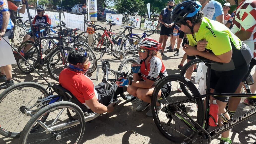 El atleta paralímpico Mario Gutiérrez acompañó a Mulet y Porcel que rompieron el récord nacional de patinaje en ruta. 