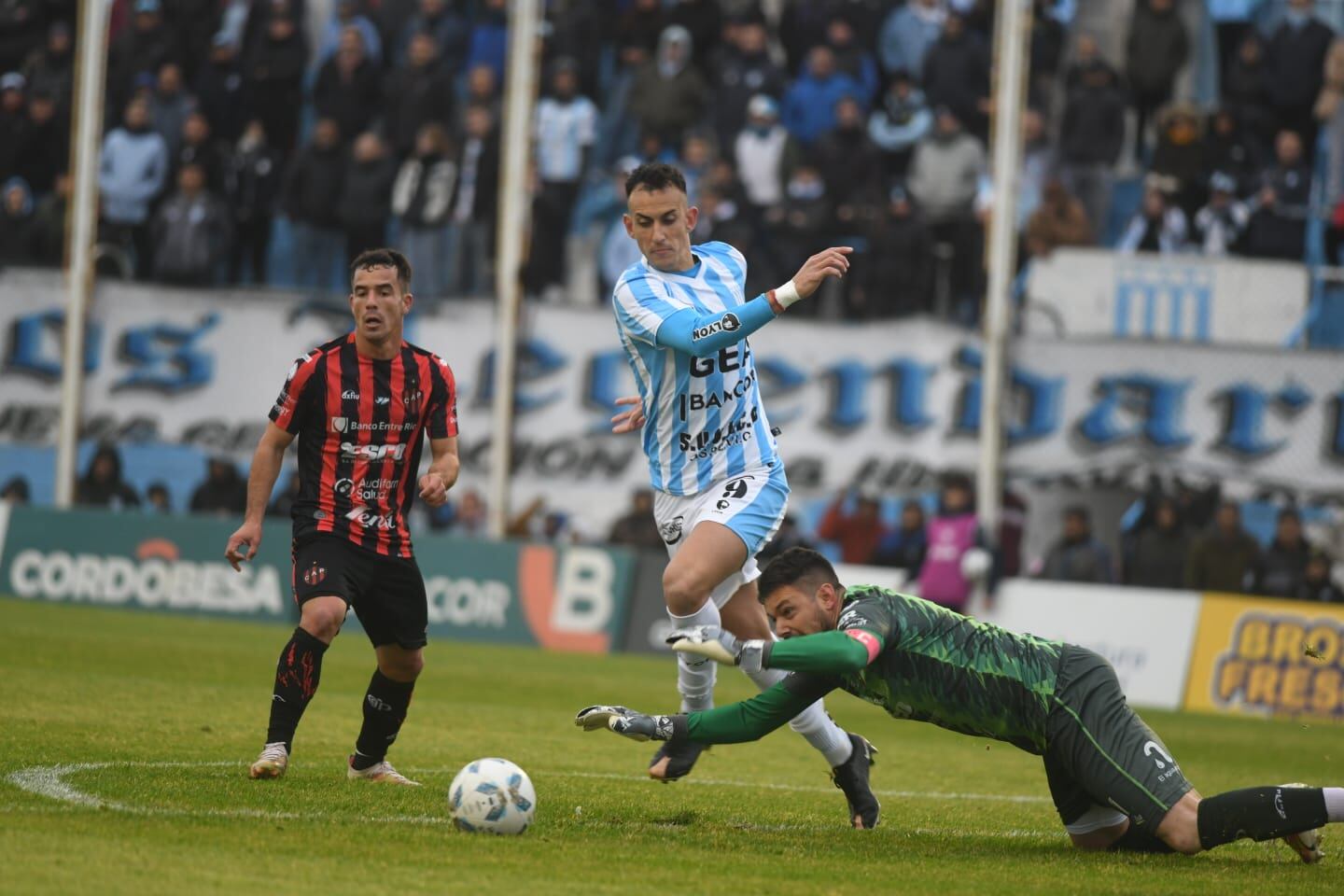 Bruno Nasta, delantero de Racing, en el partido ante Patronato, por la Primera Nacional. (Ramiro Pereyra / La Voz)