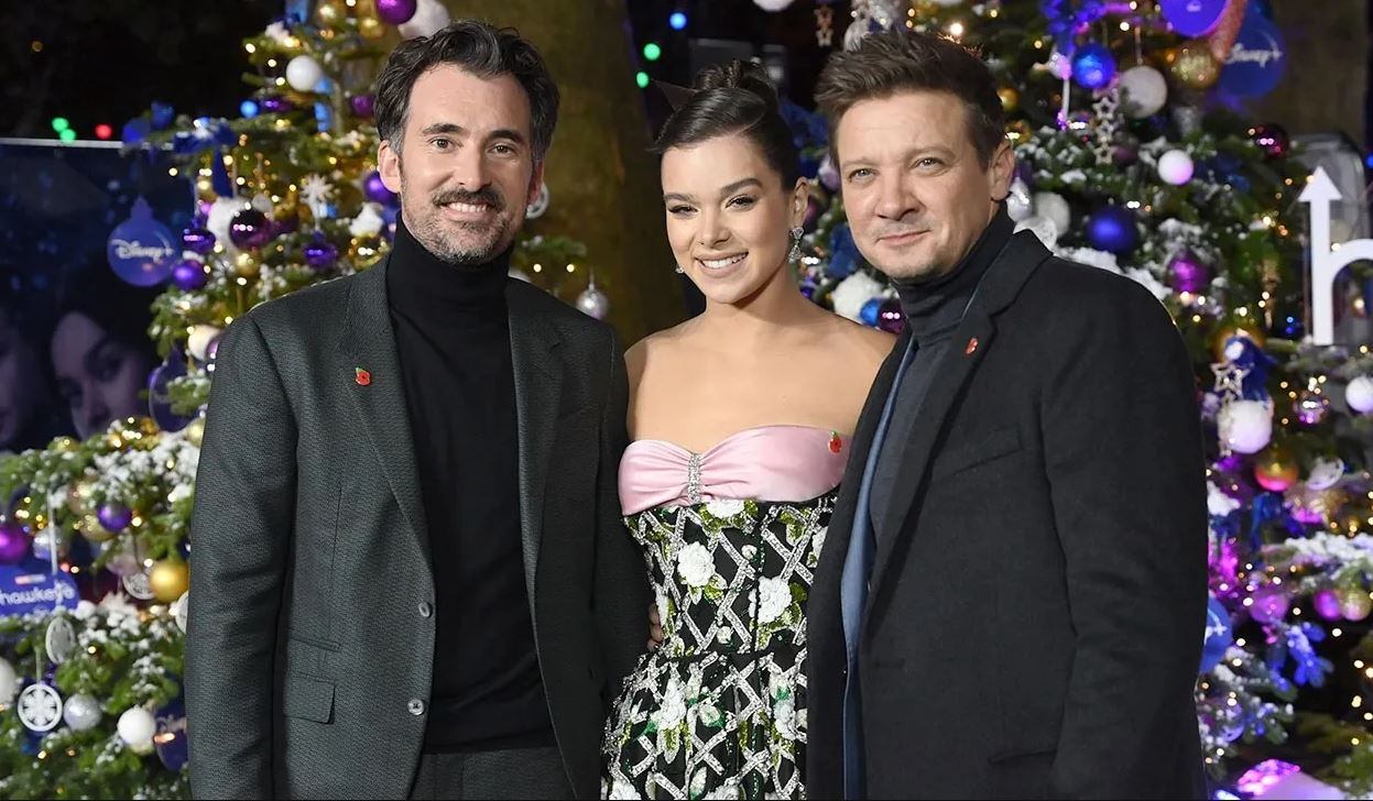 El director de "Robotech", Rhys Thomas, junto a  Jeremy Renner y Hailee Steinfeld en el estreno de "Hawkeye".