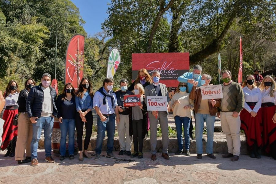 Los matrimonios número 100.000 llegaron desde Córdoba y recibieron regalos.