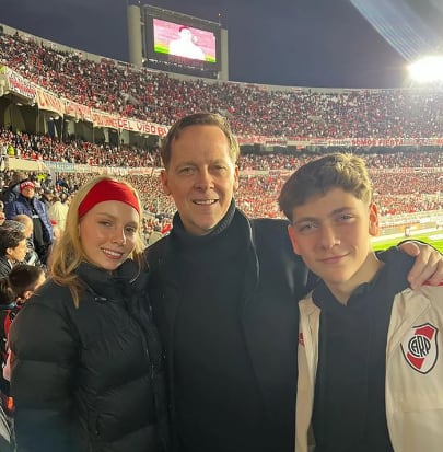 Matías Martin junto a sus hijos en el Monumental.