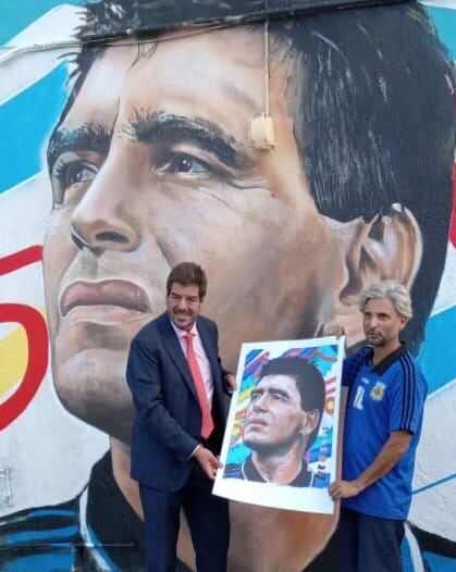 Miami. El artista Libertó junto al cónsul argentino en esa ciudad (Gentileza).