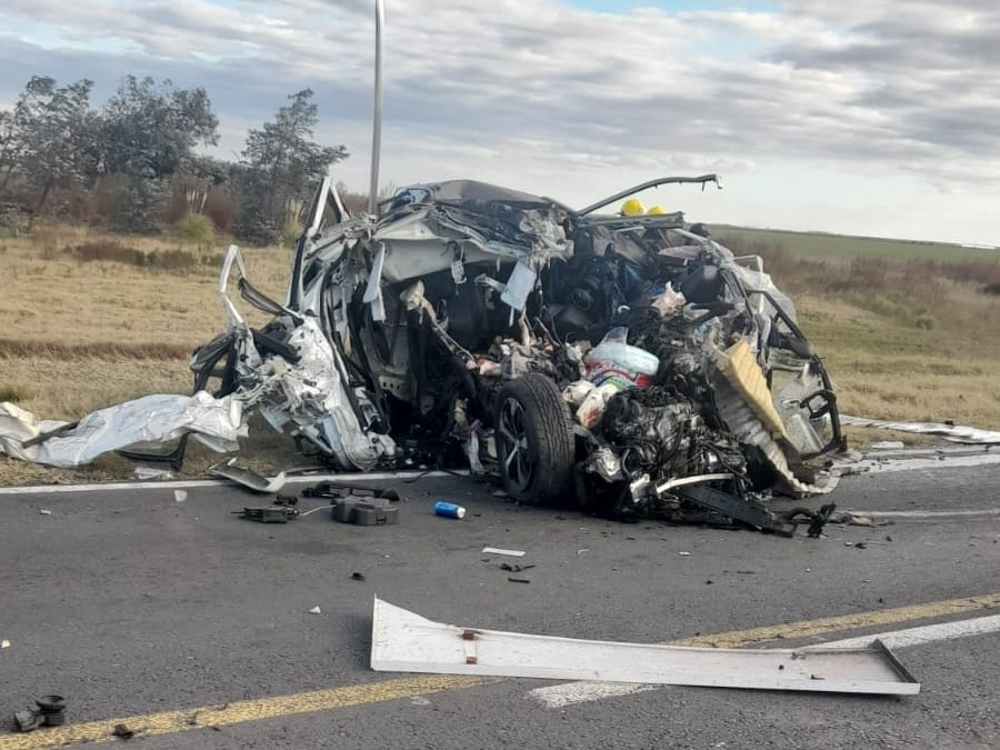 La camioneta quedó totalmente destruida.