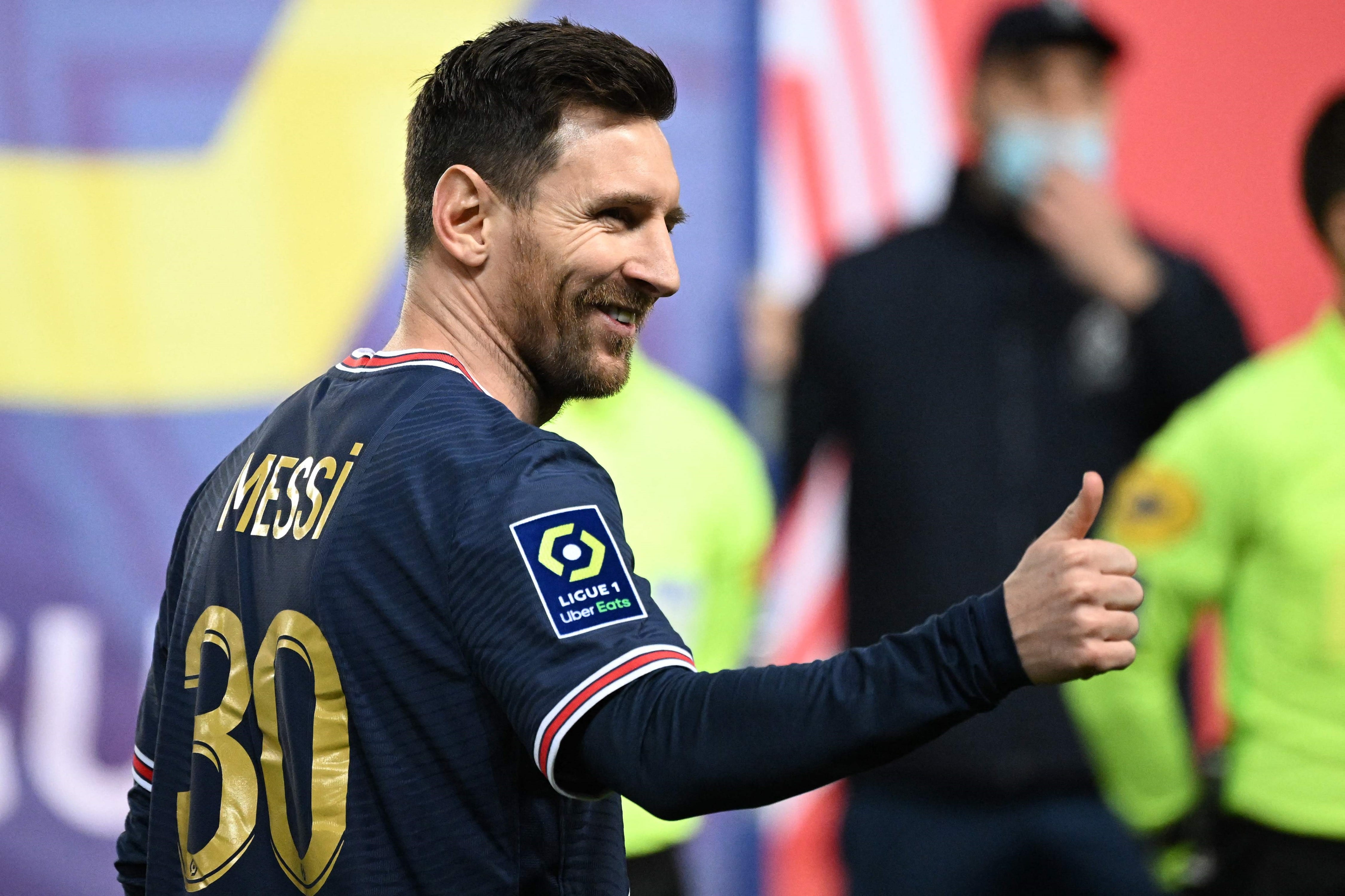 La camiseta del PSG en homenaje al Balón de Oro de Lionel Messi.