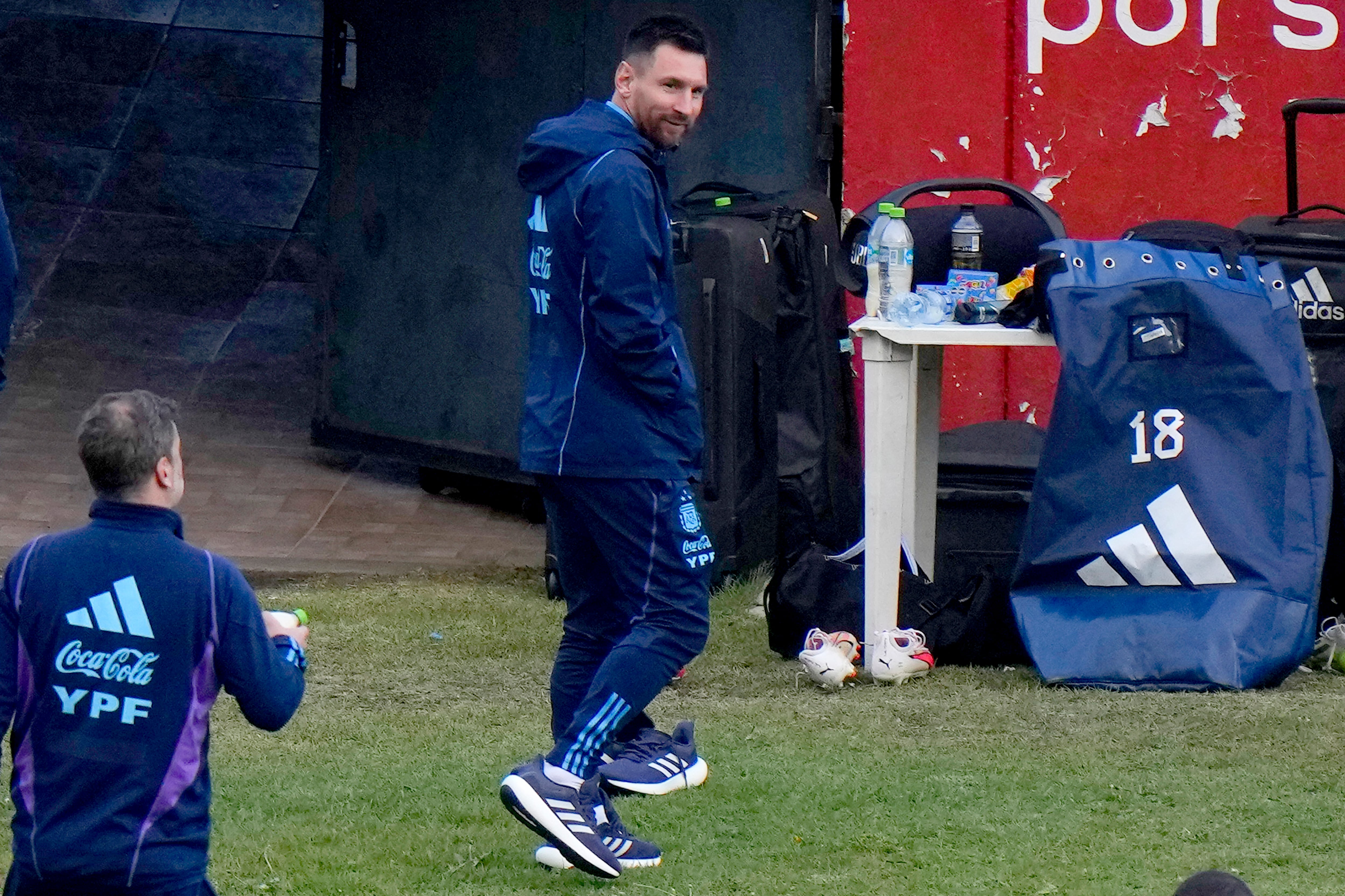 El delantero argentino Lionel Messi camina después del entrenamiento de la selección en La Paz (AP Foto/Juan Karita)