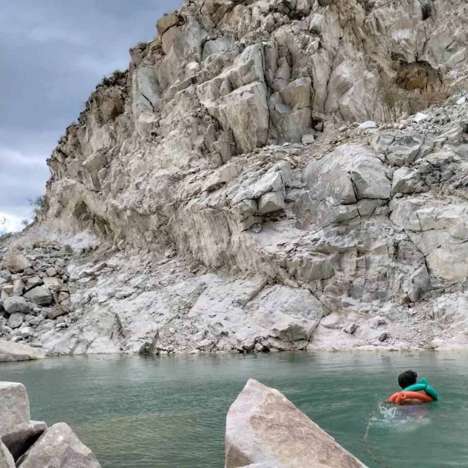 Una laguna de aguas turquesas escondida en Villa Yacanto.