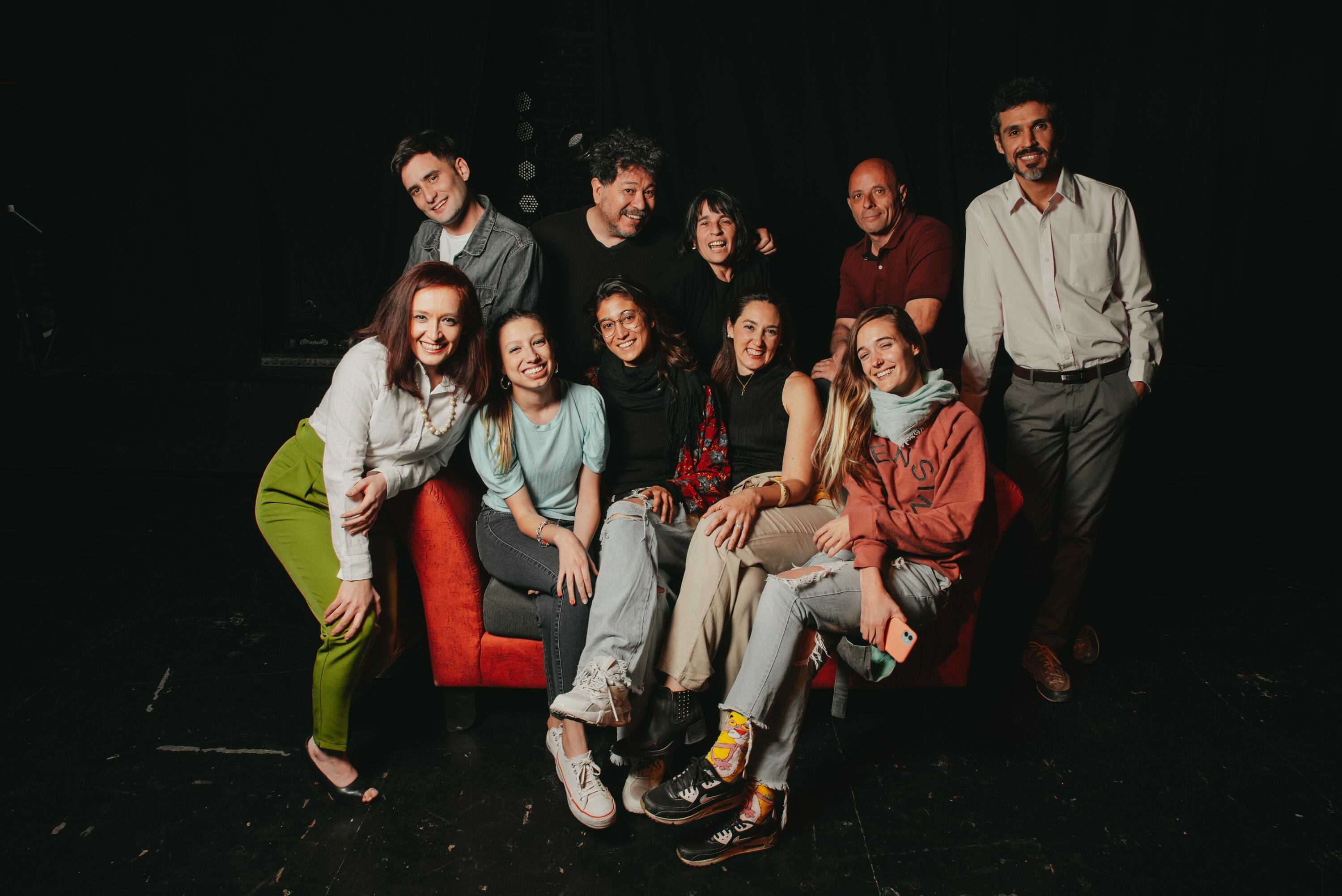 El equipo de producción y elenco de la comedia que debuta mañana en el teatro Selectro.