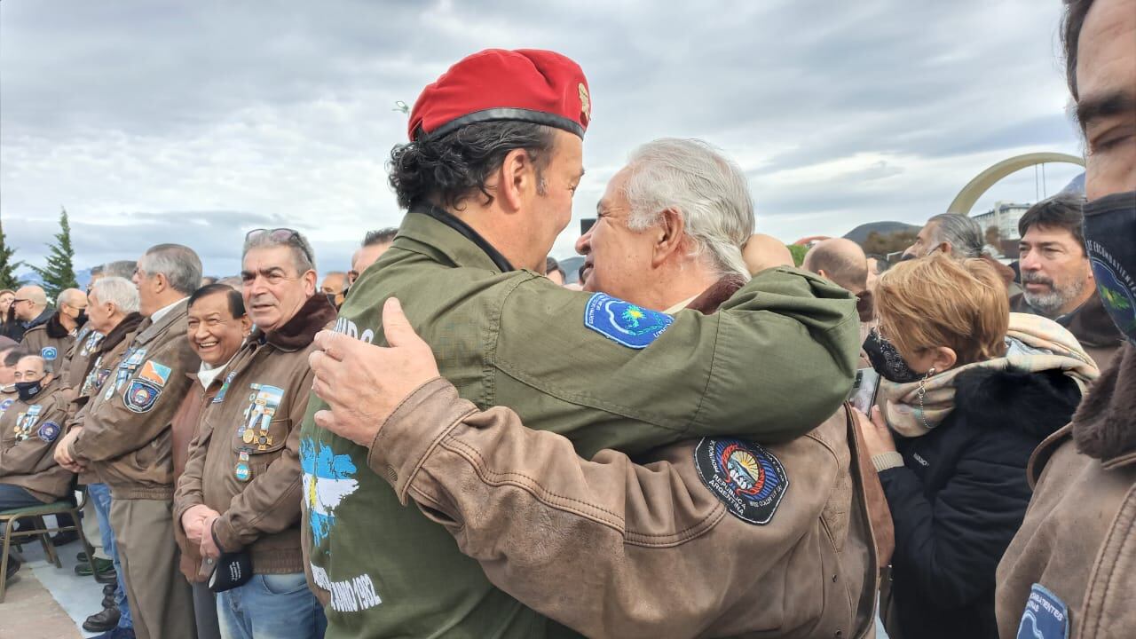 Saludo fraternal entre el VGM Hillar y el VGM Gómez.