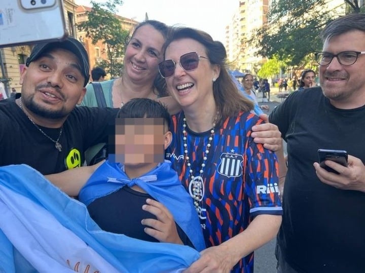 Diana Mondino, con la camiseta de Talleres.