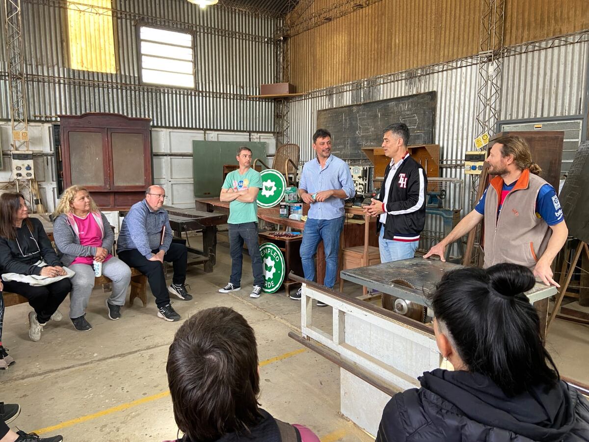 Inició un nuevo curso de restauración de muebles