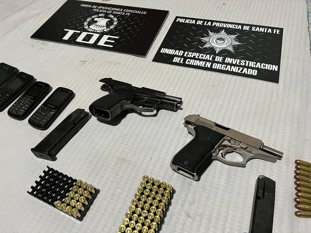 La policía encontró dos armas semiautomáticas marca Bersa.