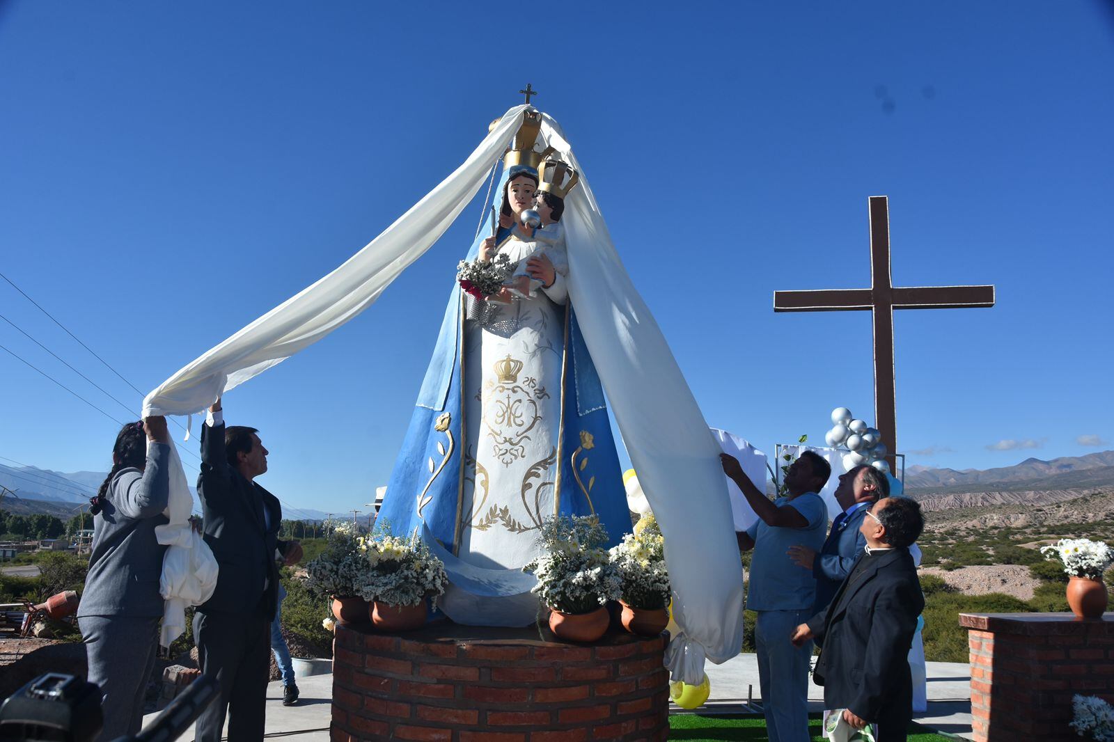 "Desde esta vista quiero pedirle a la Virgen que proteja a todo el pueblo de Humahuaca y a todos los jujeños, y que nos permita vivir en paz", dijo el gobernador Carlos Sadir al hacer uso de la palabra en la nueva plaza "Virgen de la Candelaria".