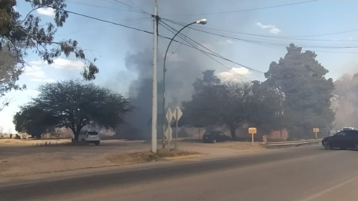 Juan B Justo al 9.000 se incendia un campo al lado de un colegio.