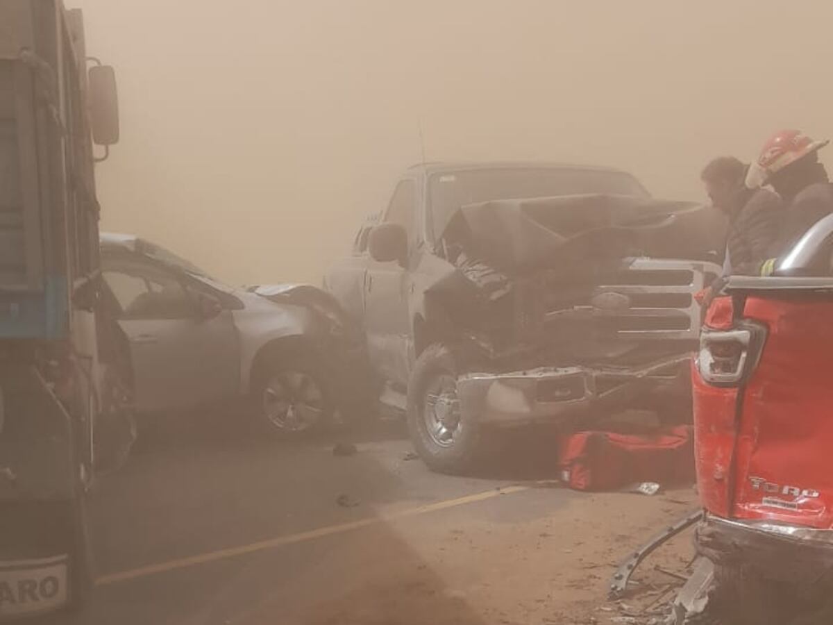 Impactante choque en cadena en Córdoba, en medio de un intenso viento: un muerto y 17 heridos
