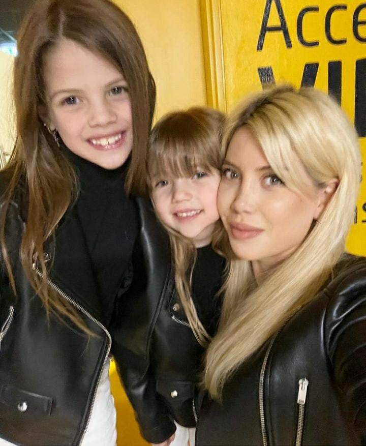 Wanda Nara con sus hijas viendo el recital de Maluma