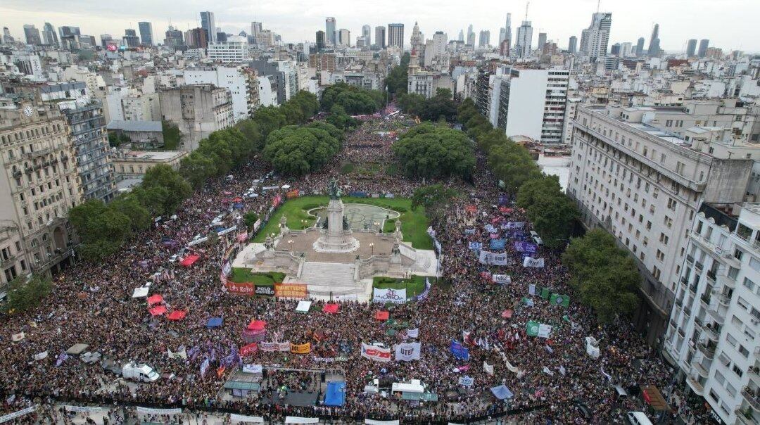 Multitudinaria marcha en el 8M