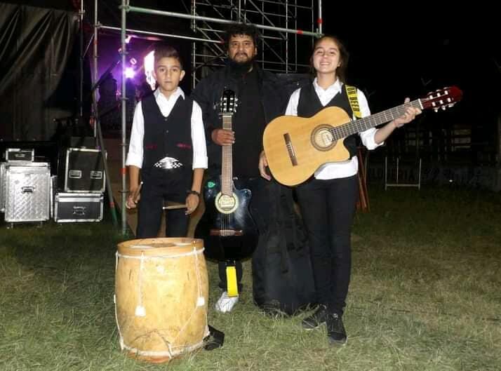 Johanna junto a su hermano Gianni, y su padre Cacho años atrás.