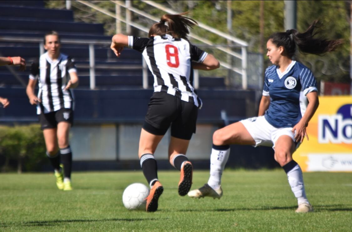 Cubre todo tipo de deportes, aunque prefiere el fútbol.