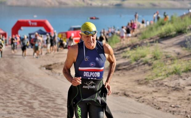 Mario Roberto Delpodio triatleta de 78 años.