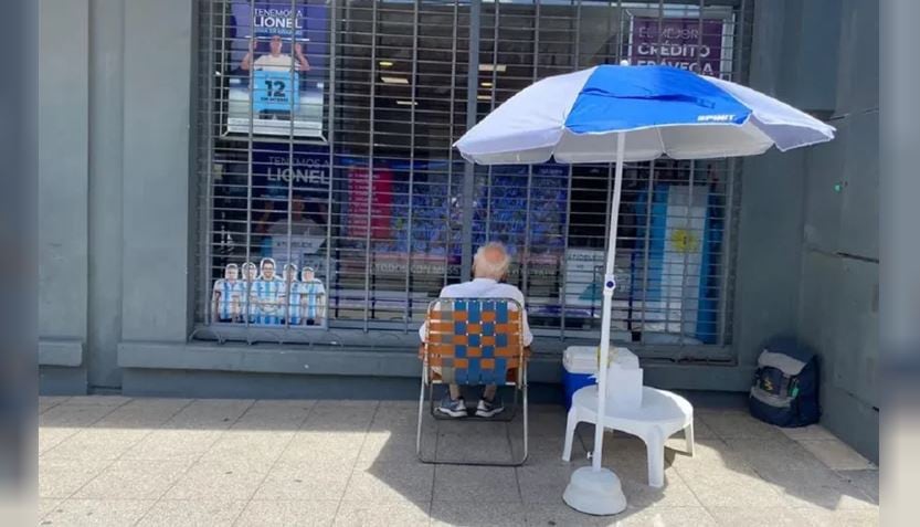 Abuelo entrerriano volvió a ver el partido en vidriera de Frávega