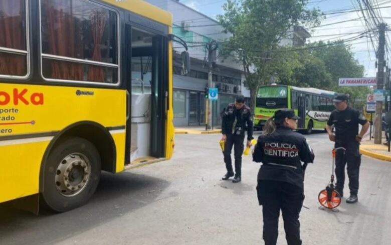 Accidente de tránsito que involucró a un colectivo y un automóvil dejó solo daños materiales.